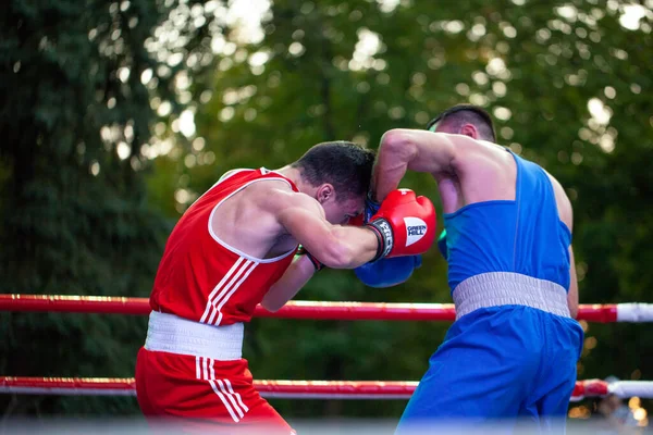 Georgy Zadorozhny Contro Karen Tonakanyan Durante Partita Pugilato Tra Squadre — Foto Stock