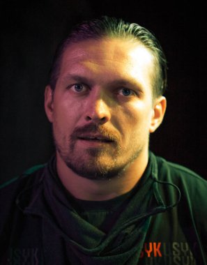 Dünya boks şampiyonu ALEXANDER USYK Ukrayna - Ermenistan milli takımları arasındaki boks maçı sırasında Harkov şehrinin onuruna düzenlendi. Shevchenko Parkı, Harkov, Ukrayna, 23.08.2020