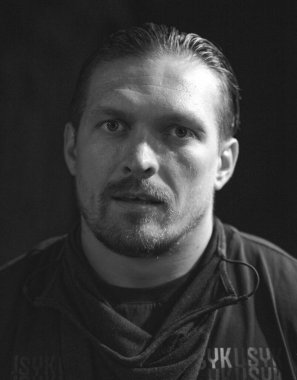 Dünya boks şampiyonu ALEXANDER USYK Ukrayna - Ermenistan milli takımları arasındaki boks maçı sırasında Harkov şehrinin onuruna düzenlendi. Shevchenko Parkı, Harkov, Ukrayna, 23.08.2020