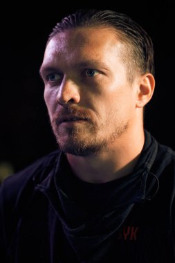 Dünya boks şampiyonu ALEXANDER USYK Ukrayna - Ermenistan milli takımları arasındaki boks maçı sırasında Harkov şehrinin onuruna düzenlendi. Shevchenko Parkı, Harkov, Ukrayna, 23.08.2020