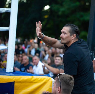 Dünya boks şampiyonu ALEXANDER USYK Ukrayna - Ermenistan milli takımları arasındaki boks maçı sırasında Harkov şehrinin onuruna düzenlendi. Shevchenko Parkı, Harkov, Ukrayna, 23.08.2020