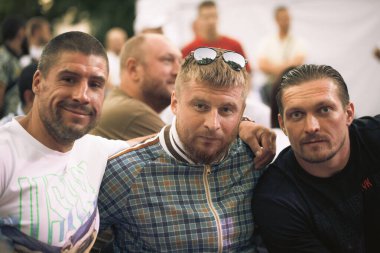 Dünya boks şampiyonu ALEXANDER USYK Ukrayna - Ermenistan milli takımları arasındaki boks maçı sırasında Harkov şehrinin onuruna düzenlendi. Shevchenko Parkı, Harkov, Ukrayna, 23.08.2020
