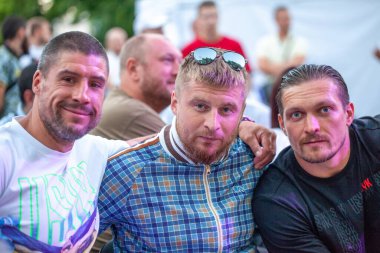 Dünya boks şampiyonu ALEXANDER USYK Ukrayna - Ermenistan milli takımları arasındaki boks maçı sırasında Harkov şehrinin onuruna düzenlendi. Shevchenko Parkı, Harkov, Ukrayna, 23.08.2020