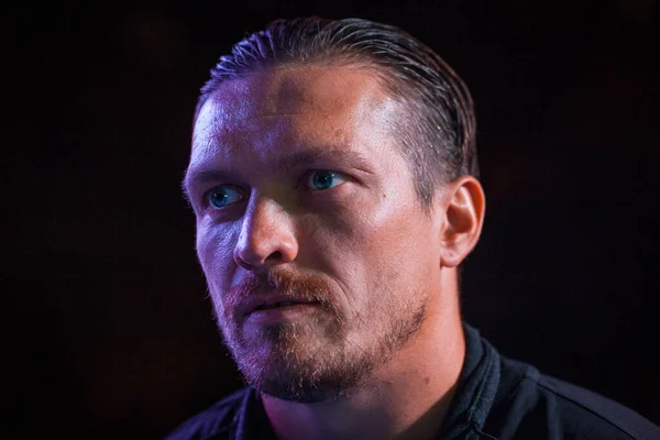 Dünya boks şampiyonu ALEXANDER USYK Ukrayna - Ermenistan milli takımları arasındaki boks maçı sırasında Harkov şehrinin onuruna düzenlendi. Shevchenko Parkı, Harkov, Ukrayna, 23.08.2020