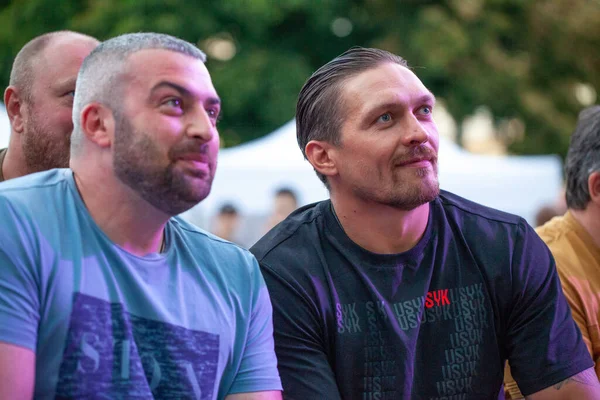 Dünya boks şampiyonu ALEXANDER USYK Ukrayna - Ermenistan milli takımları arasındaki boks maçı sırasında Harkov şehrinin onuruna düzenlendi. Shevchenko Parkı, Harkov, Ukrayna, 23.08.2020