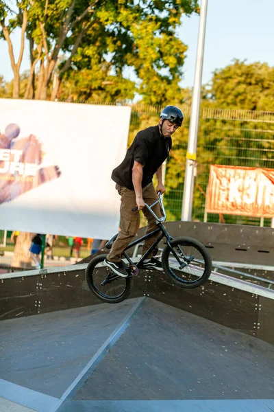 Bmx Riders Maakt Trucs Tijdens Festival Ofrider Cultures Complit 2020 — Stockfoto