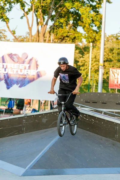 Bmx Riders Maakt Trucs Tijdens Festival Ofrider Cultures Complit 2020 — Stockfoto