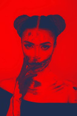 Güzellik stili ikili ton portresi. Vampir makyajlı moda tasarımlı yüksek moda bir kız. Cadılar Bayramı konsepti