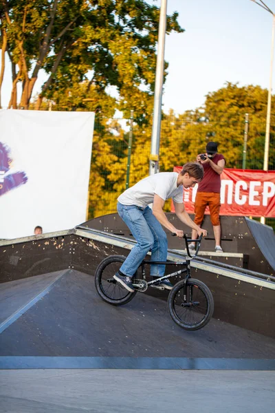 Bmx Fahrer Machen Tricks Beim Festival Der Fahrerkulturen Complit 2020 — Stockfoto