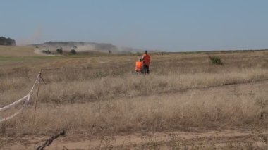 Araba doğa arka planında hız yapıyor.