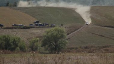 Araba doğa arka planında hız yapıyor.