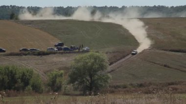 Araba doğa arka planında hız yapıyor.