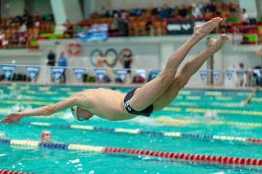 7 Mart 2021, Ukrayna, Kharkov, Ukrayna, yüzme havuzunda yüzme antrenmanı yapan yüzücüler 