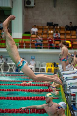 7 Mart 2021, Ukrayna, Kharkov, Ukrayna, yüzme havuzunda yüzme antrenmanı yapan yüzücüler 