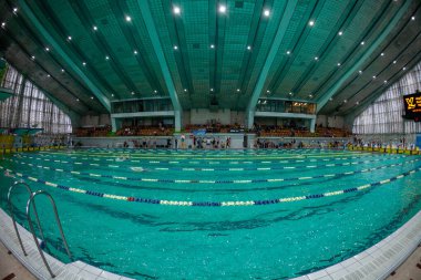 7 Mart 2021, Ukrayna, Kharkov, Ukrayna, yüzme havuzunda yüzme antrenmanı yapan yüzücüler 