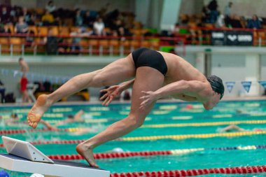 7 Mart 2021, Ukrayna, Kharkov, Ukrayna, yüzme havuzunda yüzme antrenmanı yapan yüzücüler 