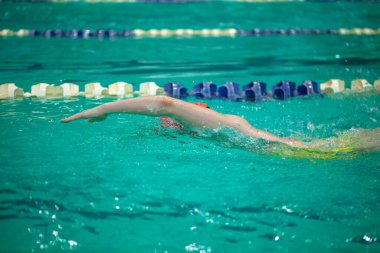 7 Mart 2021, Ukrayna, Kharkov, Ukrayna, yüzme havuzunda yüzme antrenmanı yapan yüzücüler 