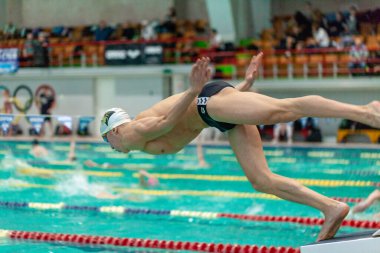 7 Mart 2021, Ukrayna, Kharkov, Ukrayna, yüzme havuzunda yüzme antrenmanı yapan yüzücüler 