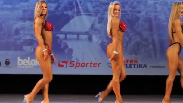 Piękne Sport Szczupła Młoda Kobieta Dziewczyny Pozowanie Konkursach Strojów Kąpielowych — Wideo stockowe
