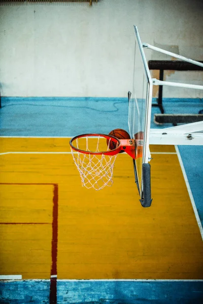 赤いリムバスケットボールネット付き スポーツ複合施設内のバスケットボールのフープ スポーツコンセプト — ストック写真