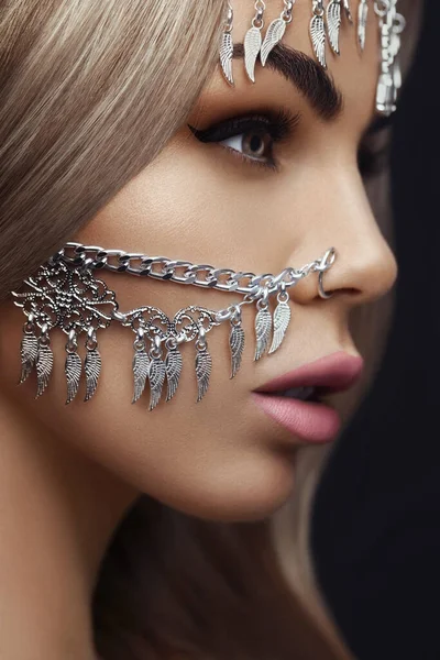 Gros Plan Portrait Une Belle Blonde Accessoires Bijoux Sur Visage — Photo