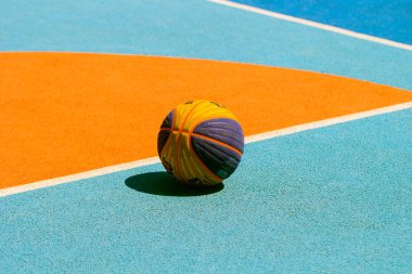 Profesyonel Streetball FIBA 3x3 Wilson Ball gündüz vakti sokak topu sahasında. Kharkov, Ukrayna, 10.07.2021