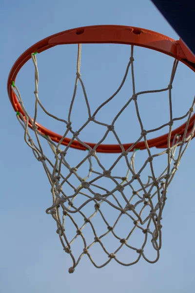 Rode Basketbalring Met Net Een Achtergrond Van Blauwe Lucht Sport — Stockfoto