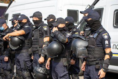 Harkiv Pride. Eşcinsellerin, lezbiyenlerin, biseksüellerin, travestilerin hakları için LGBT Eşitlik Yürüyüşü. Polis özel üniformalı özel kuvvetler. Kharkiv, Ukrayna - 12 Eylül 2021