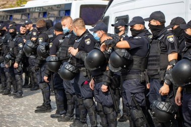 Harkiv Pride. Eşcinsellerin, lezbiyenlerin, biseksüellerin, travestilerin hakları için LGBT Eşitlik Yürüyüşü. Polis özel üniformalı özel kuvvetler. Kharkiv, Ukrayna - 12 Eylül 2021