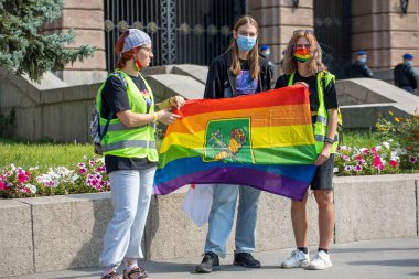 Harkiv Pride. Eşcinsellerin, lezbiyenlerin, biseksüellerin, travestilerin hakları için LGBT Eşitlik Yürüyüşü. Kharkiv, Ukrayna - 12 Eylül 2021