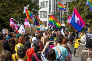 Harkiv Pride. Eşcinsellerin, lezbiyenlerin, biseksüellerin, travestilerin hakları için LGBT Eşitlik Yürüyüşü. Kharkiv, Ukrayna - 12 Eylül 2021