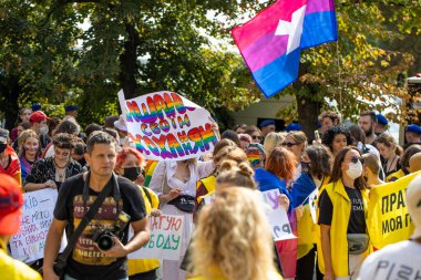 Harkiv Pride. Eşcinsellerin, lezbiyenlerin, biseksüellerin, travestilerin hakları için LGBT Eşitlik Yürüyüşü. Kharkiv, Ukrayna - 12 Eylül 2021