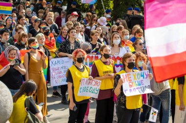 Harkiv Pride. Eşcinsellerin, lezbiyenlerin, biseksüellerin, travestilerin hakları için LGBT Eşitlik Yürüyüşü. Kharkiv, Ukrayna - 12 Eylül 2021