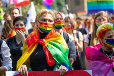 Harkiv Pride. Eşcinsellerin, lezbiyenlerin, biseksüellerin, travestilerin hakları için LGBT Eşitlik Yürüyüşü. Kharkiv, Ukrayna - 12 Eylül 2021