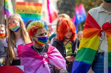 Harkiv Pride. Eşcinsellerin, lezbiyenlerin, biseksüellerin, travestilerin hakları için LGBT Eşitlik Yürüyüşü. Kharkiv, Ukrayna - 12 Eylül 2021