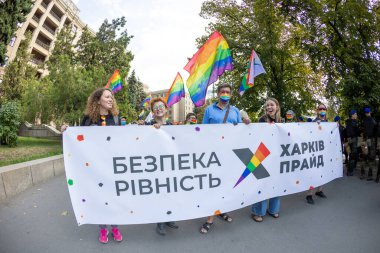 Harkiv Pride. Eşcinsellerin, lezbiyenlerin, biseksüellerin, travestilerin hakları için LGBT Eşitlik Yürüyüşü. Kharkiv, Ukrayna - 12 Eylül 2021