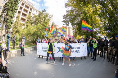 Harkiv Pride. Eşcinsellerin, lezbiyenlerin, biseksüellerin, travestilerin hakları için LGBT Eşitlik Yürüyüşü. Kharkiv, Ukrayna - 12 Eylül 2021