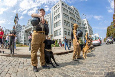 Harkiv Pride. Eşcinsellerin, lezbiyenlerin, biseksüellerin, travestilerin hakları için LGBT Eşitlik Yürüyüşü. Köpekli özel üniformalı polisler. Kharkiv, Ukrayna - 12 Eylül 2021