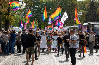 Harkiv Pride. Eşcinsellerin, lezbiyenlerin, biseksüellerin, travestilerin hakları için LGBT Eşitlik Yürüyüşü. Kharkiv, Ukrayna - 12 Eylül 2021