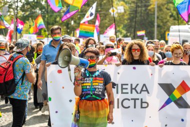 Harkiv Pride. Eşcinsellerin, lezbiyenlerin, biseksüellerin, travestilerin hakları için LGBT Eşitlik Yürüyüşü. Kharkiv, Ukrayna - 12 Eylül 2021