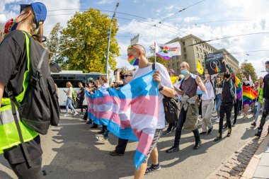 Harkiv Pride. Eşcinsellerin, lezbiyenlerin, biseksüellerin, travestilerin hakları için LGBT Eşitlik Yürüyüşü. Kharkiv, Ukrayna - 12 Eylül 2021
