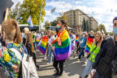 Harkiv Pride. Eşcinsellerin, lezbiyenlerin, biseksüellerin, travestilerin hakları için LGBT Eşitlik Yürüyüşü. Kharkiv, Ukrayna - 12 Eylül 2021