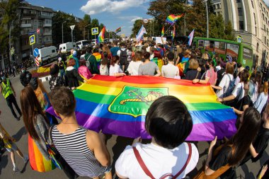 Harkiv Pride. Eşcinsellerin, lezbiyenlerin, biseksüellerin, travestilerin hakları için LGBT Eşitlik Yürüyüşü. Kharkiv, Ukrayna - 12 Eylül 2021