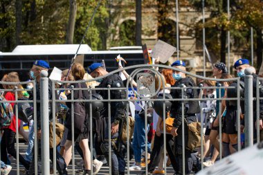 Harkiv Pride. Eşcinsellerin, lezbiyenlerin, biseksüellerin, travestilerin hakları için LGBT Eşitlik Yürüyüşü. Kharkiv, Ukrayna - 12 Eylül 2021