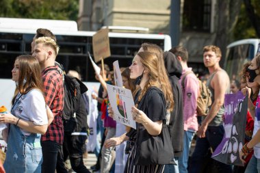 Harkiv Pride. Eşcinsellerin, lezbiyenlerin, biseksüellerin, travestilerin hakları için LGBT Eşitlik Yürüyüşü. Kharkiv, Ukrayna - 12 Eylül 2021