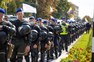 Harkiv Pride. Eşcinsellerin, lezbiyenlerin, biseksüellerin, travestilerin hakları için LGBT Eşitlik Yürüyüşü. Özel üniformalı polis kuvvetleri gösteriyi koruyor. Kharkiv, Ukrayna - 12 Eylül 2021