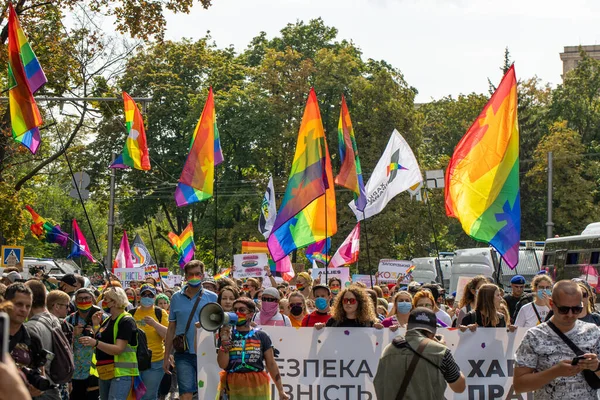 Harkiv Pride. Eşcinsellerin, lezbiyenlerin, biseksüellerin, travestilerin hakları için LGBT Eşitlik Yürüyüşü. Kharkiv, Ukrayna - 12 Eylül 2021