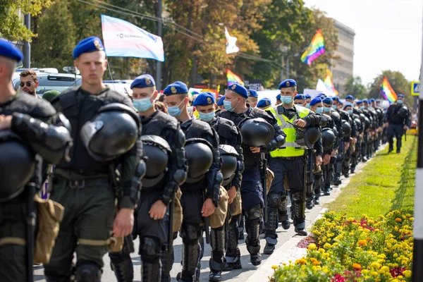 Harkiv Pride. Eşcinsellerin, lezbiyenlerin, biseksüellerin, travestilerin hakları için LGBT Eşitlik Yürüyüşü. Özel üniformalı polis kuvvetleri gösteriyi koruyor. Kharkiv, Ukrayna - 12 Eylül 2021