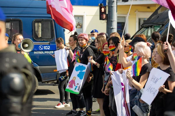 Harkiv Pride. Eşcinsellerin, lezbiyenlerin, biseksüellerin, travestilerin hakları için LGBT Eşitlik Yürüyüşü. Özel üniformalı polis kuvvetleri gösteriyi koruyor. Kharkiv, Ukrayna - 12 Eylül 2021