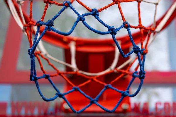 Rode Basketbal Hoepel Met Net Met Groene Bladeren Achtergrond Sport — Stockfoto